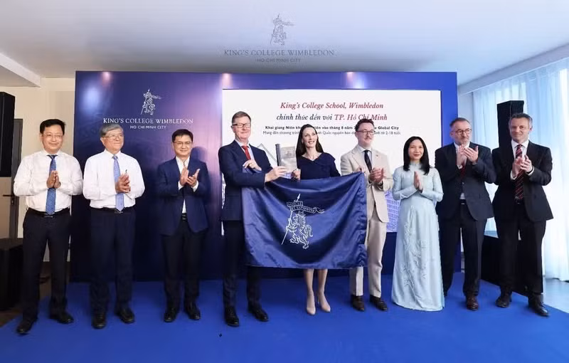 国王学院学校-温布尔登的代表向胡志明市国王学院-温布尔登学校代表移交印有校徽的旗帜，象征着双方的全面合作。