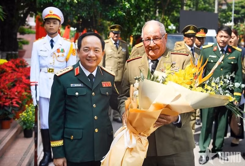 郑文决大将与古巴革命武装力量部部长阿尔瓦罗•洛佩斯•米耶拉上将。（图片来源：人民军队报）