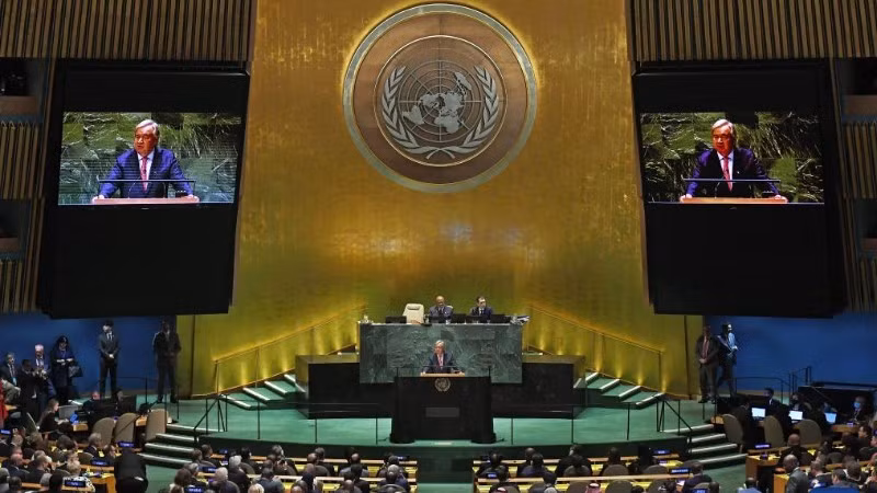 联合国秘书长安东尼奥·古特雷斯在纽约联合国总部的大会会议上发表讲话。（图片来源：新华社）