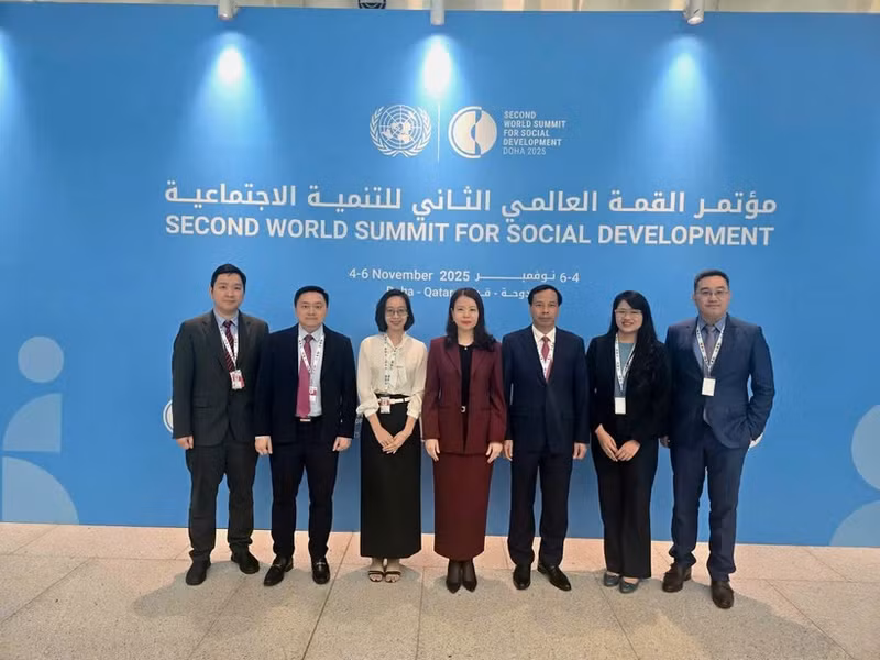 出席第二届社会发展世界峰会的越南代表团。