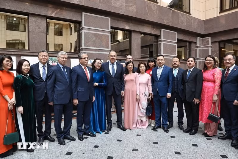 越南驻俄罗斯大使馆领导和工作人员。（图片来源：越通社）