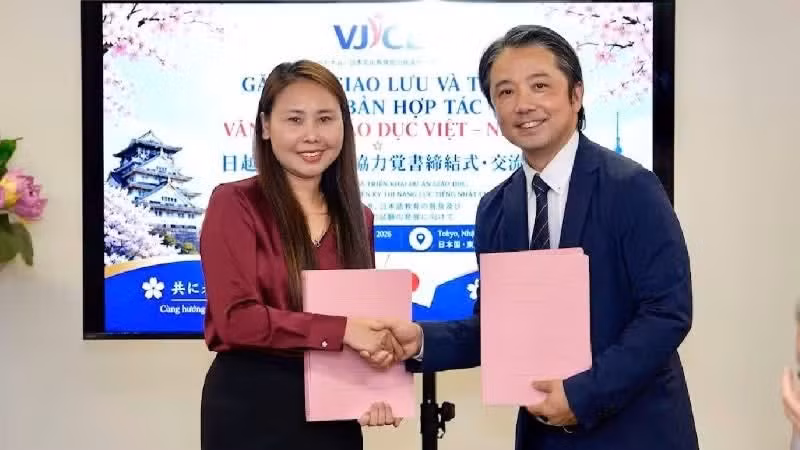 越南-日本文化教育合作促进中心代表与青山日本语学校代表签署合作协议。
