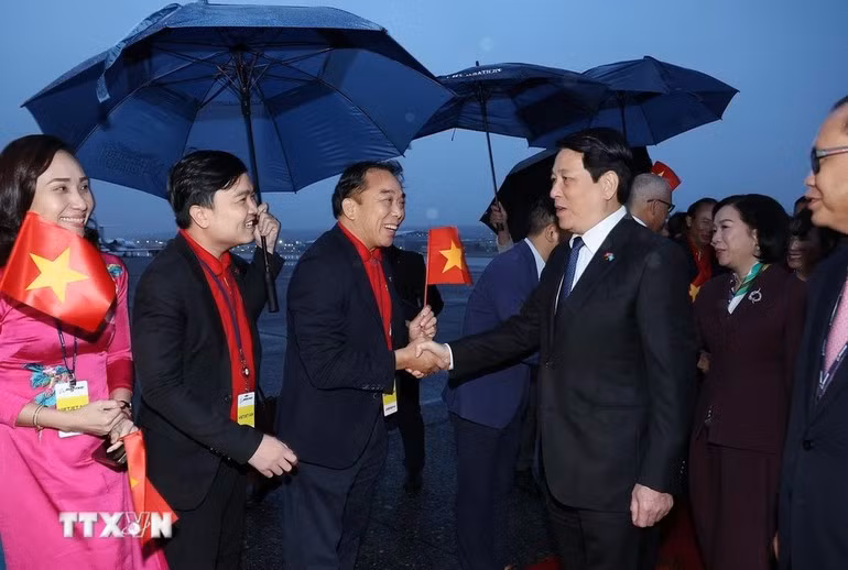 各位代表在美国华盛顿州西雅图市波音机场迎接梁强主席和夫人。（图片来源：越通社）