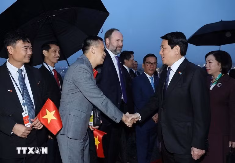 各位代表在美国华盛顿州西雅图市波音机场迎接梁强主席和夫人。（图片来源：越通社）