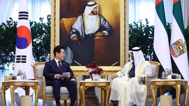 2025年11月18日，韩国总统李在明与阿联酋总统谢赫·穆罕默德·本·扎耶德·阿勒纳哈扬在阿布扎比举行会晤。（图片来源：韩联社/越通社）