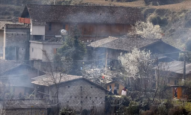 石砌围墙、阴阳瓦覆顶的夯土房屋，是倮倮寨文化旅游村的特色景观。
