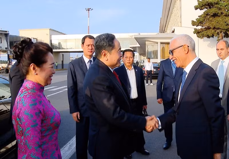 摩洛哥众议院议长拉希德·塔勒比·阿拉米来到拉巴特萨莱机场迎接越南国会主席陈青敏一行。（图片来源：quochoi.vn）