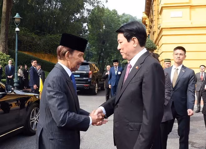 越南国家主席梁强迎接文莱达鲁萨兰国苏丹哈吉·哈桑纳尔·博尔基亚对越南进行国事访问。