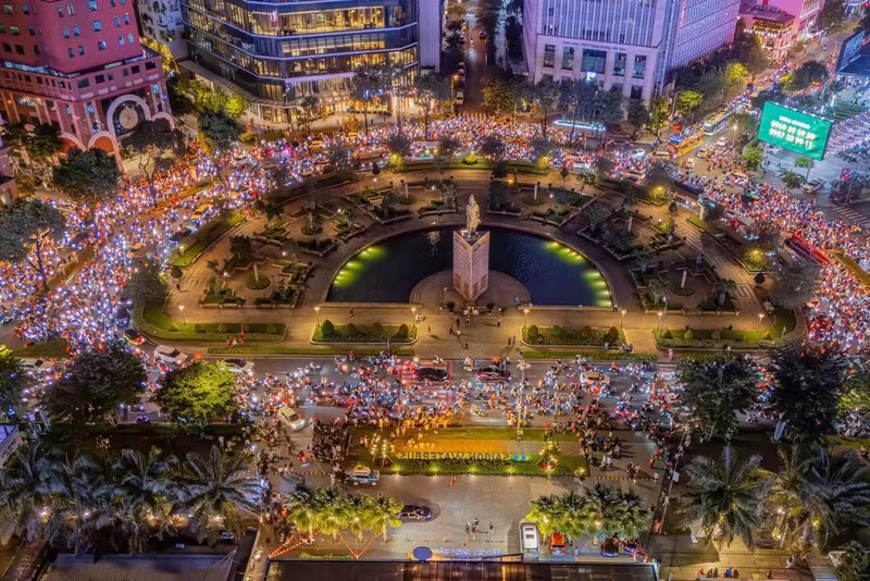 9月2日，胡志明市大批民众沉浸在庆祝国庆节的氛围中。（图片来源：越通社）
