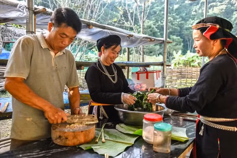 岱依族同胞利用石苔可烹饪出多种菜肴，如苔藓汤、炒苔藓、蒸苔藓等。图自baovanhoa.vn