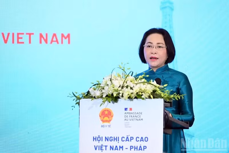越共中央委员、国会副主席阮氏青在会议上发表讲话。