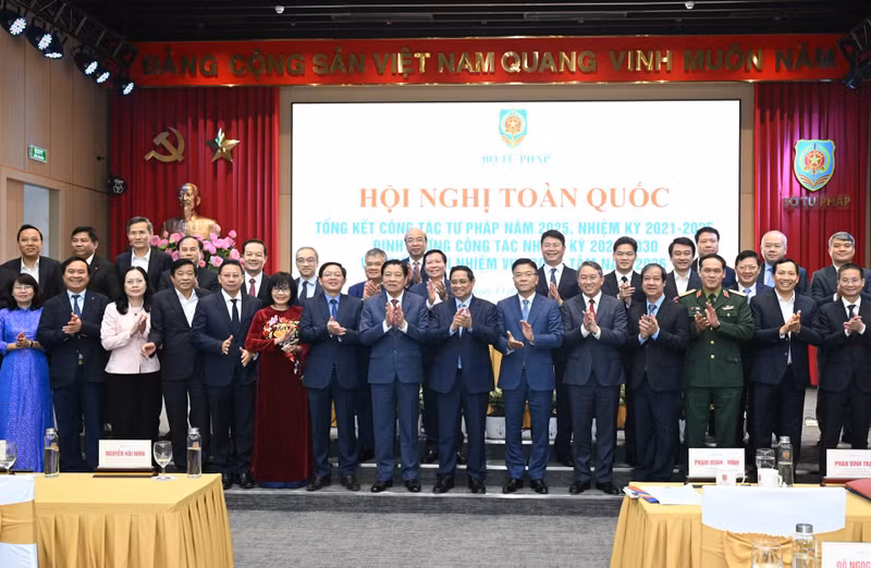 越南政府总理范明正出席司法工作总结和任务部署会议【组图】