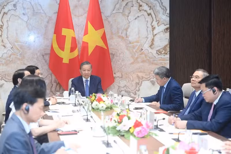 越共中央总书记、越南国家主席苏林与瑞士联邦总统居伊·帕姆兰进行视频通话。