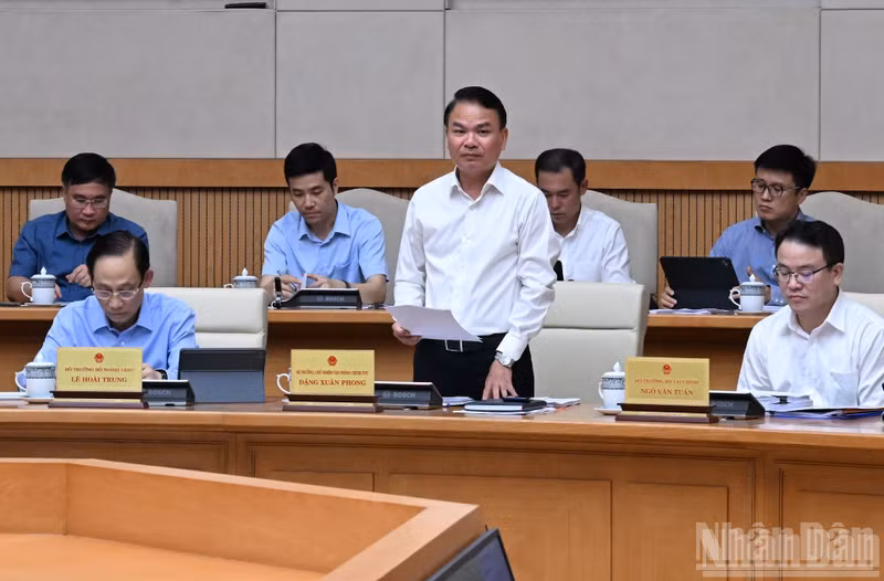 政府办公厅主任邓春峰部长在会上发表讲话。