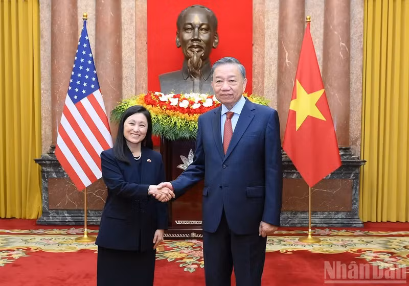 越共中央总书记、国家主席苏林与美国驻越南大使詹妮弗·威克斯·麦克纳马拉。