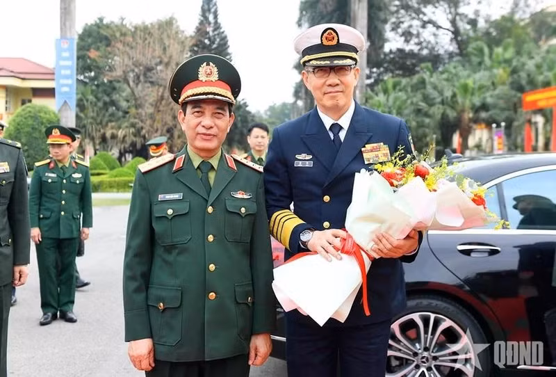 越南国防部长潘文江大将与中国国防部长董军上将。（图片来源：人民军队报）