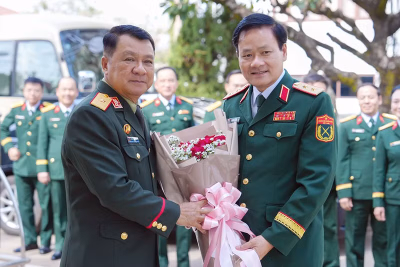 老挝人民军总政治局宣训局局长科苏万·潘菲拉翁少将迎接越南人民军总政治局宣训局局长阮文德中将（右）。
