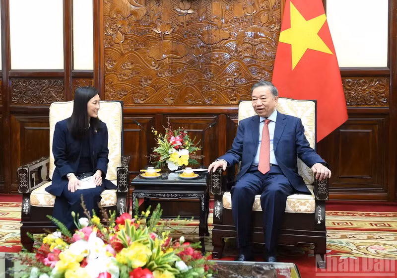 越共中央总书记、国家主席苏林会见美国驻越南大使詹妮弗·威克斯·麦克纳马拉。