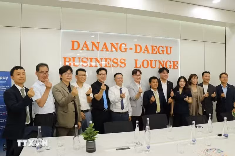 出席韩国大邱技术与创新展示空间揭牌仪式的代表合影。（图片来源：越通社）