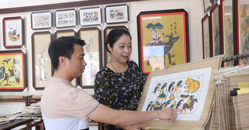 游客参观东湖民间画。