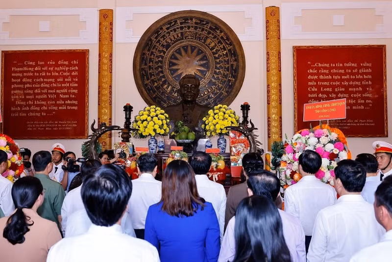 越南国会主席陈青敏上香缅怀部长会议主席范雄和政府总理武文杰。