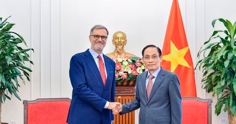 越南外交部长黎怀忠会见法国驻越南大使奥利维耶·布罗谢。