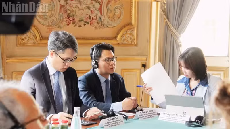 投资参赞陶国岗与商务参赞武英山出席了于2024年5月17日在巴黎举行的第八届越法年度高层经济对话。（图片来源：凯旋）