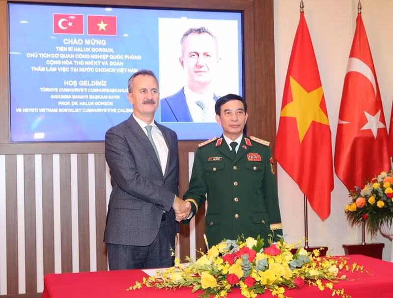 越南国防部长潘文江大将与土耳其国防工业局局长哈卢克·戈尔贡。（图片来源：越通社）