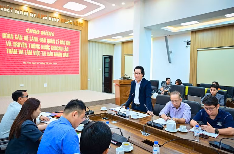 越南《人民报》社科技部主任武梅黄在会上发表讲话。