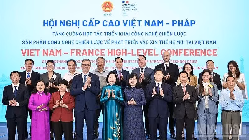 各位代表在会上合影。