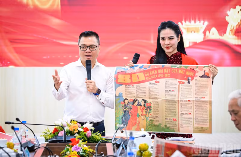 越共中央委员、《人民报》社总编辑、中央宣教与民运部副部长、越南新闻工作者协会主席黎国明介绍《人民报》国庆特刊。