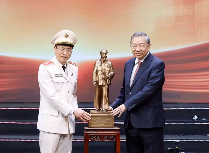越共中央总书记、国家主席苏林向公安部办公厅赠送胡志明主席塑像。（图片来源：越通社）