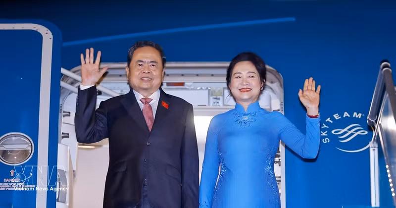 越南国会主席陈青敏偕夫人率领越南高级代表团离开河内，启程赴土耳其伊斯坦布尔。（图片来源：越通社）