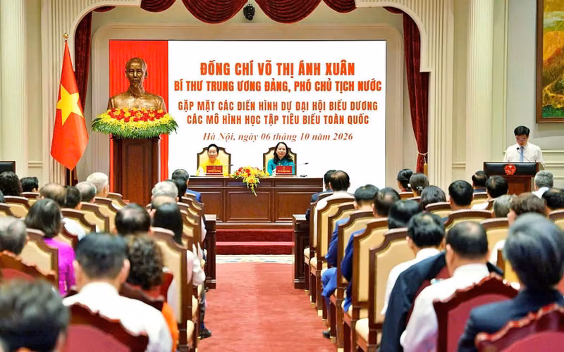 越南国家副主席武氏映春出席会议。