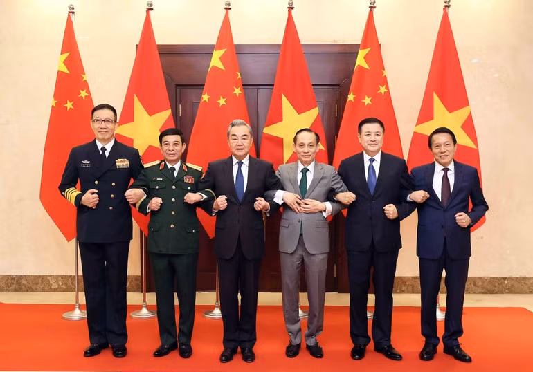 越中两国外交部部长、国防部部长、公安部部长合影。