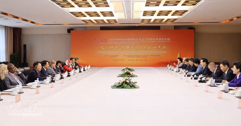由中共中央委员、陕西省委书记赵一德和中共中央对外联络部部长刘海星共同主持的会见现场。（图片来源：越通社）