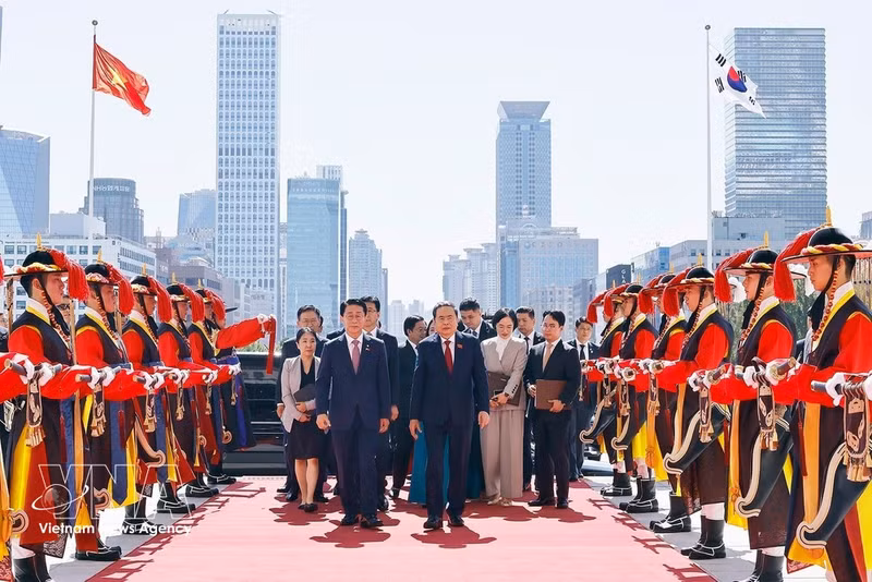 越南国会主席陈青敏欢迎仪式在韩国国会总部隆重举行。（图片来源：越通社）