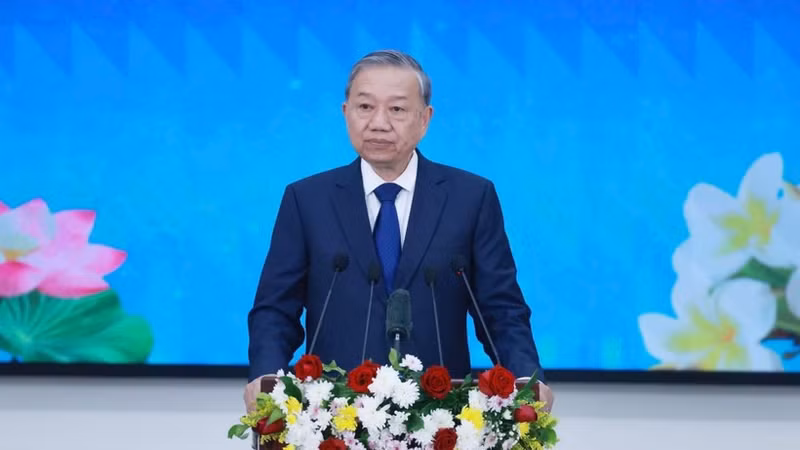 越共中央总书记苏林在老挝国家政治行政学院发表施政演讲。