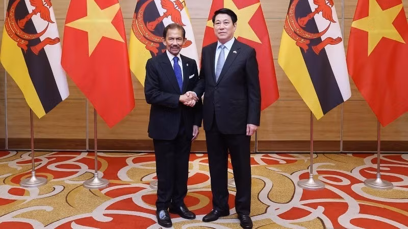 越南国家主席梁强为文莱苏丹举行欢迎晚宴。