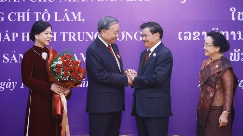 越共中央总书记苏林荣获老挝国家金质勋章。（图片来源：越通社）