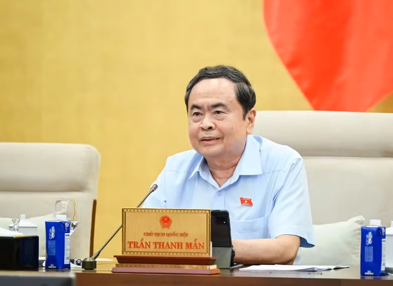 国会主席在会上发表讲话。（维灵 摄）