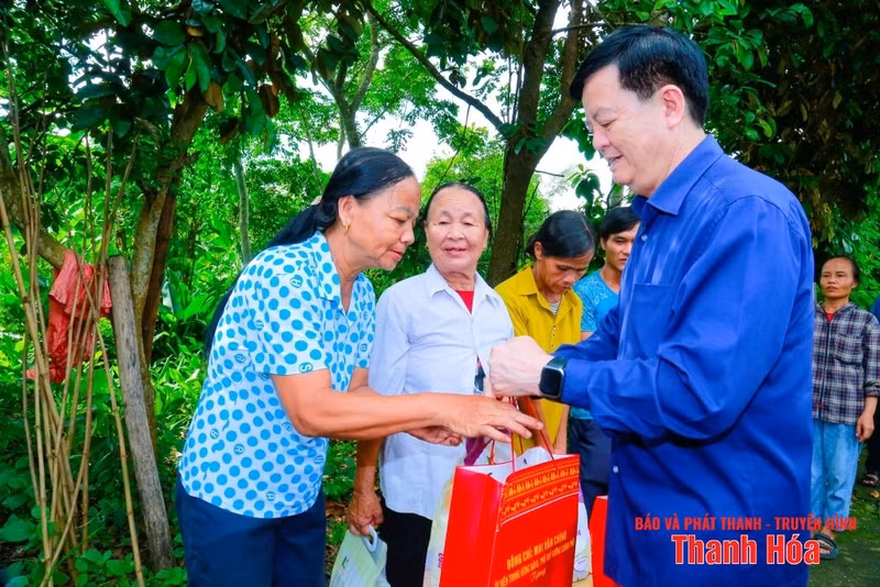 梅文正副总理向受暴雨洪水影响的民众赠送慰问品。（图片来源：清化省报）