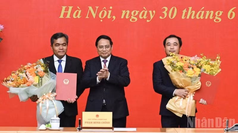 越南政府总理范明正任命两位省委书记担任副部长级职务。