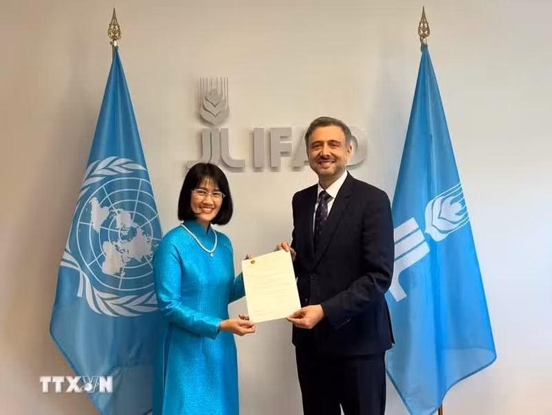 越南驻意大利大使阮芳英于6月15日向国际农业发展基金（IFAD）总裁递交委任书。