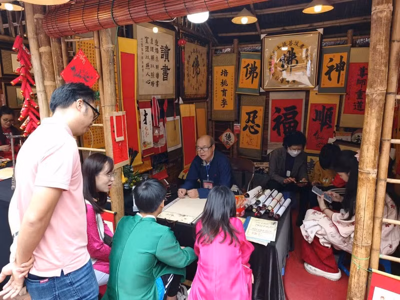 游客在文庙—国子监求字。
