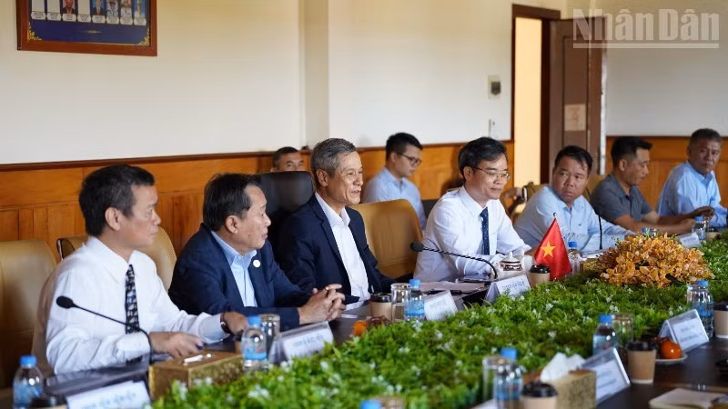 阮明宇大使与蒙多基里省政府领导举行会议。