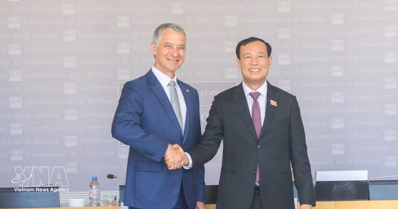 越南国会国防安全与对外委员会主任黎晋进与法国国民议会国防与武装力量委员会主席让-米歇尔·雅克合影。（图片来源：越通社）