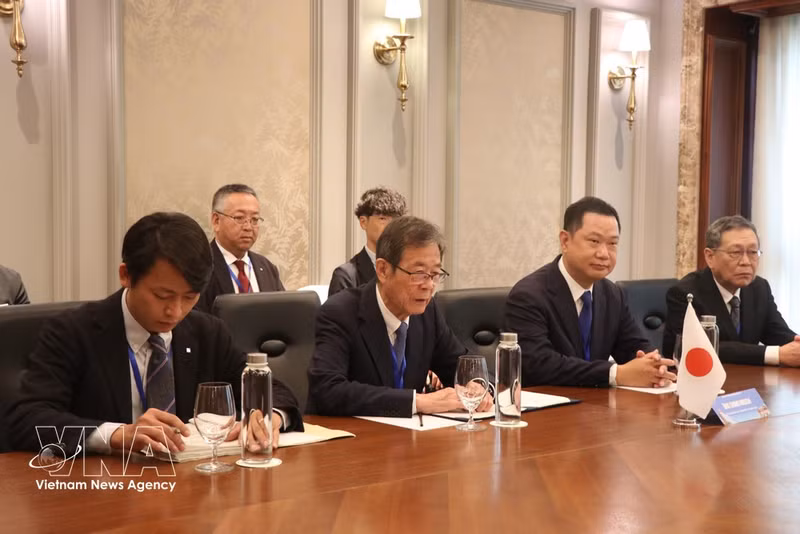 黎怀忠外长在会见和歌山县特别顾问下宏。