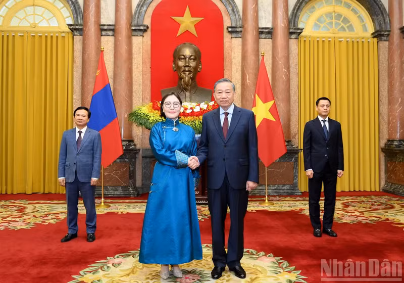 越共中央总书记、国家主席苏林与蒙古国驻越南大使呼兰·甘巴特尔。
