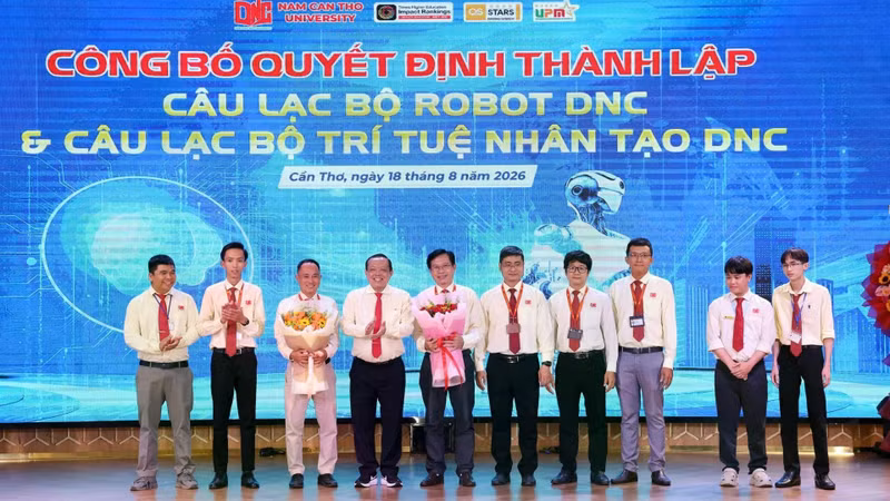 九龙江三角洲地区首个机器人与人工智能研究院亮相仪式。
